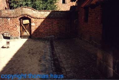 Im Hof hinterm Badehaus