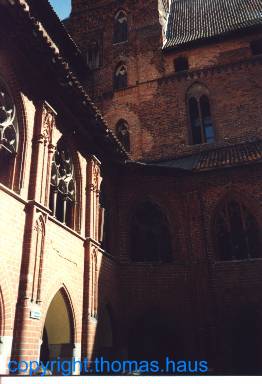 Innenhof Hochburg mit Marienkirche und Turm