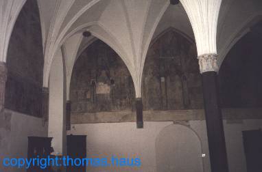 Kapitelsaal mit Wandgemlden dahinter die Marienkirche